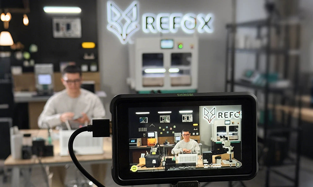 a kol is shooting video in a workshop setting, with 'REFOX' branding in the background.