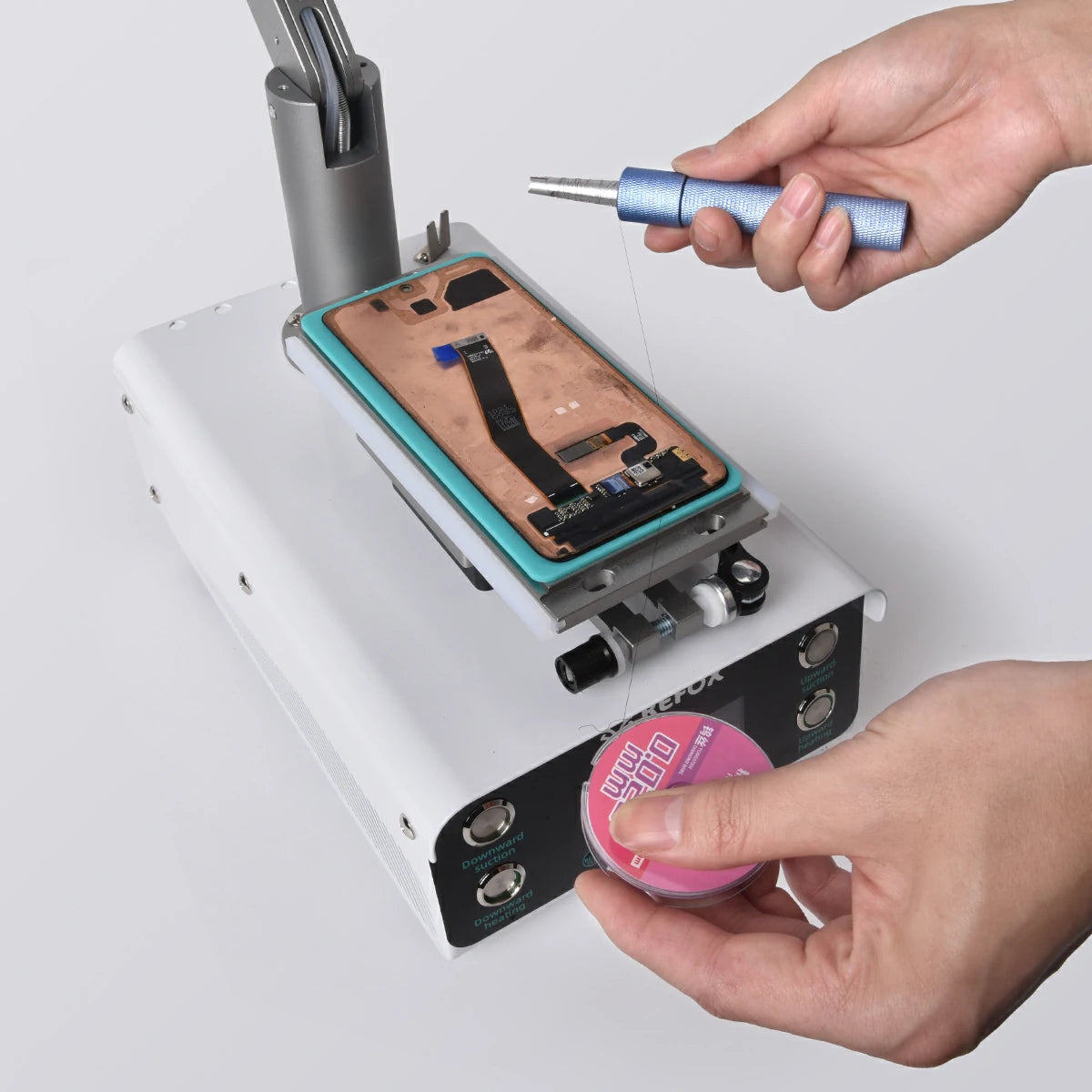 Человек ремонтирует смартфон с помощью устройства RF20.