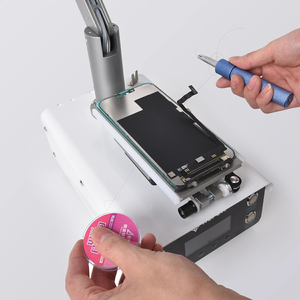 Человек ремонтирует смартфон с помощью устройства RF20.