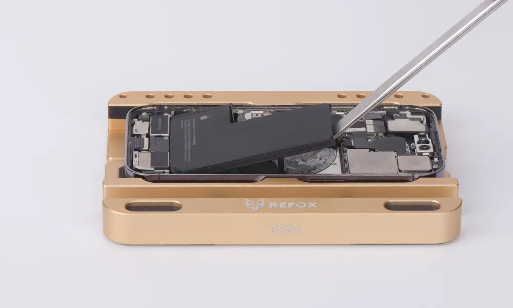 using rs52 to removing a smartphone battery