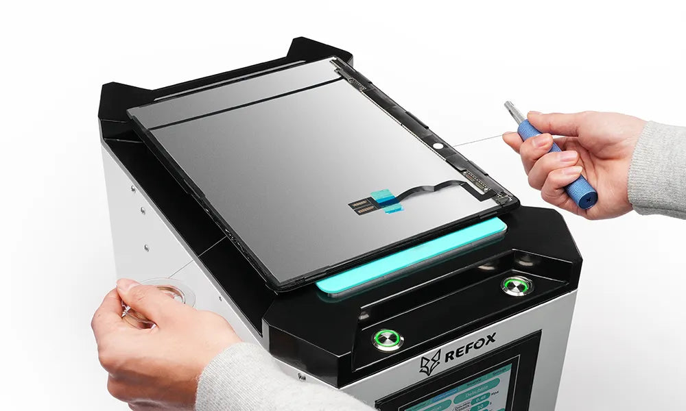 Person using a REFOX fm40 device with a screen and tool on a white background