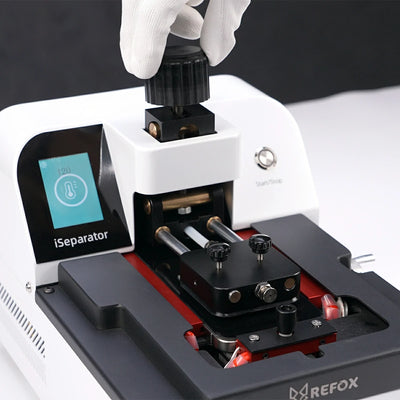 REFOX iSeparator-Gerät mit einer behandschuhten Hand, die vor dunklem Hintergrund damit interagiert