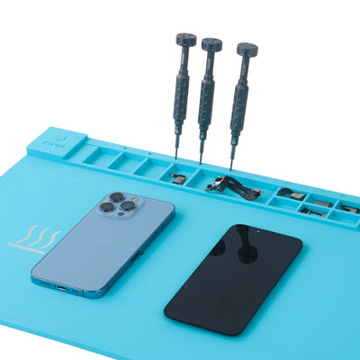 Werkzeuge und Ersatzteile für die Handy-Reparatur auf einer blauen Heizmatte vor weißem Hintergrund