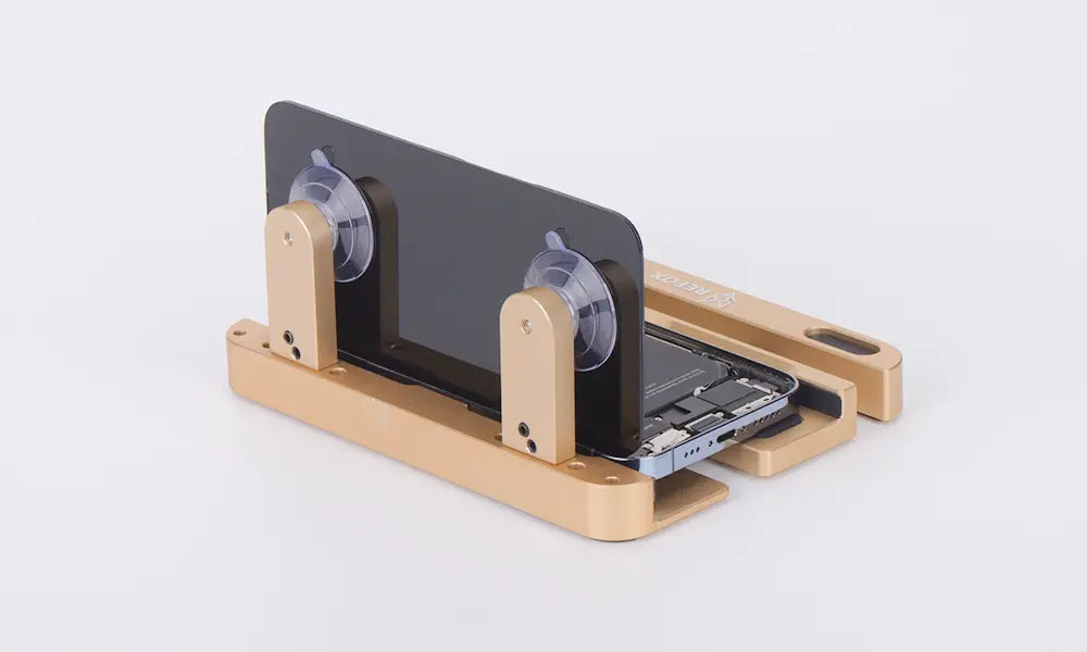 rs52 holding a smartphone screen